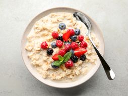 ovsena kaša, zdrava hrana, ishrana, voće, jagode, borovnice, kupine