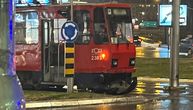 "Čuo se samo jak prasak": Sudar tramvaja i automobila na Autokomandi, velika šteta na kolima