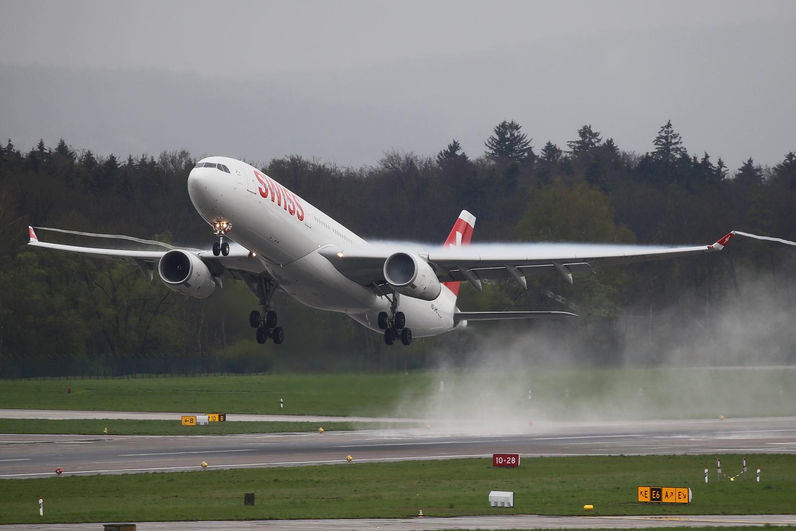 Hitno evakuisano 232 putnika na pisti: Otkazao motor na poletanju, avion naglo kočio, kuljao dim iz točkova