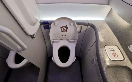 Toalet u avionu