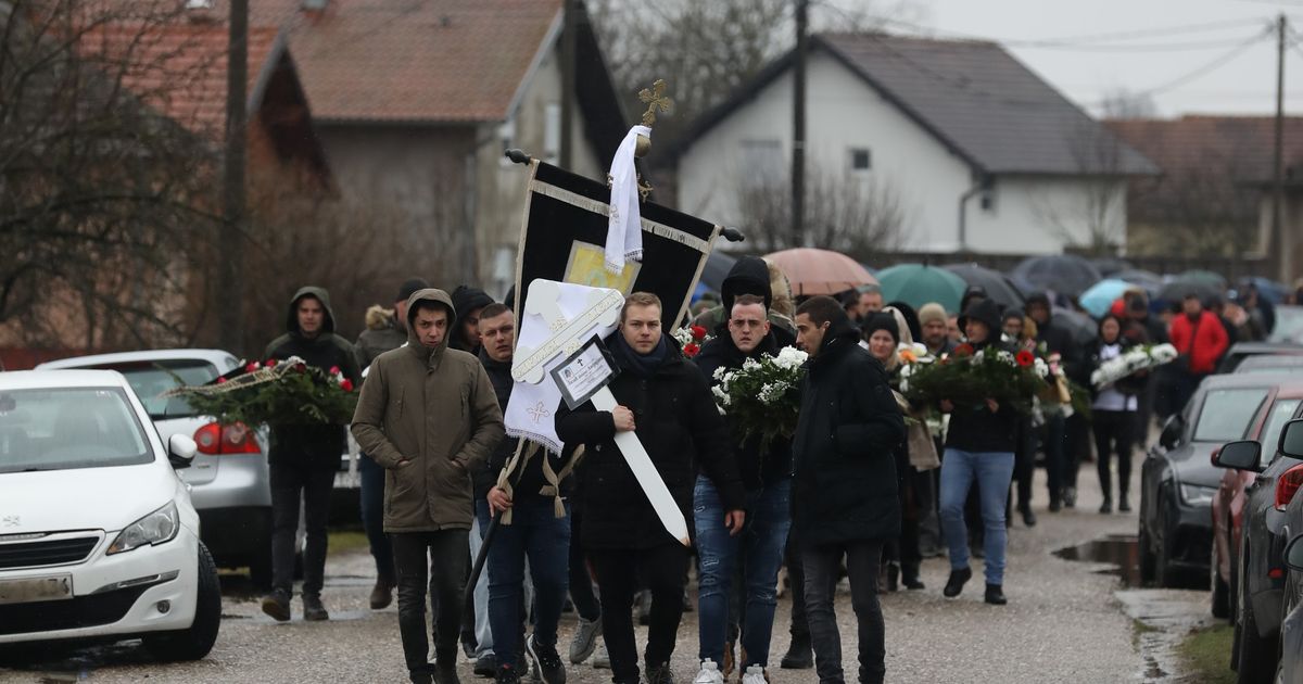 Srce Da Pukne Od Bola: Neutešni Brat Nosi Krst, Povorka Krenula Ka ...