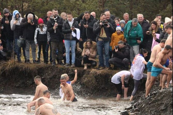 Bogojavljensko plivanje na Vodicama