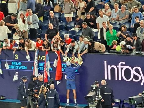 Novak Đoković deset minuta posvetio navijačima posle prolaska u osminu finala Australijan opena