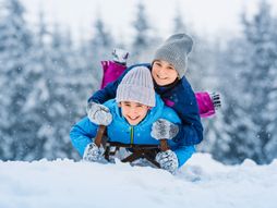 Deca dete sneg sankanje zima