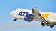 Jumbo jet na felnama: Popucale gume na teretnom Boeing 747 prilikom sletanja, problem sa hidrauličnim sistemom