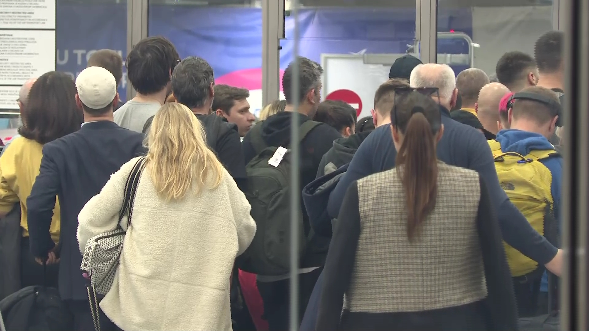 "Dva sata sam čekala u redu i osećam se JADNO" Srpkinja zaglavila zbog EES: Morali smo da spavamo na aerodromu