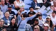 Maskirana žena napravila haos i prekinula meč na AO: Ubacivala letke na teren, teniseri bili u čudu