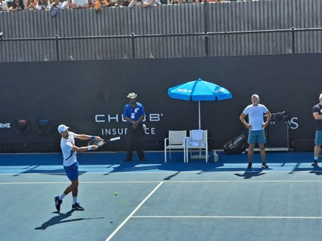 Novak Đoković pokušava da udari lopticu drškom pred četvrtfinale Australijan  opena