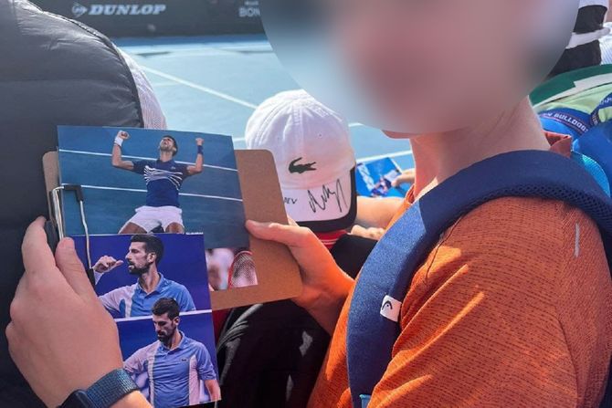 Novak Đoković dečaku potpisao sliku na kojoj spušta slušalicu Šeltonu