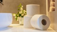 Da li ste primetili toalet-papir koji nije čisto bele boje na rafovima u Srbiji? Evo o čemu je reč