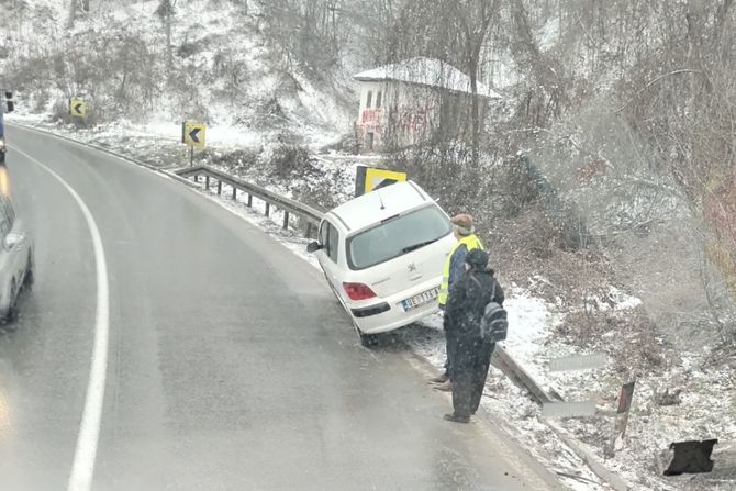 autom se popeo na ogradu