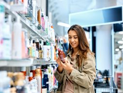 Nega kože, kose, mlada žena, prodavnica, kozmetika