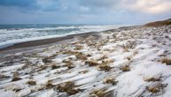 Nije montaža! Na ovoj plaži se susreću sneg, pesak i more: Scena nikoga ne ostavlja ravnodušnim