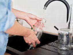 pranje flaše, prljava flaša, pranje sudova, flaša, čista flaša, staklena flaša