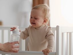 beba, izbijanje zubića, zubi kod bebe, flašica mleka, flašica