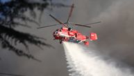 Ovako izgleda gašenje požara u Bloku 70 iz helikoptera: Izleće iz dima, ispušta vodu pravo u epicentar požara