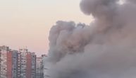 Zastrašujuć oblak dima na Novom Beogradu: Veliki broj vatrogasaca se bori sa vatrom u Kineskom tržnom centru
