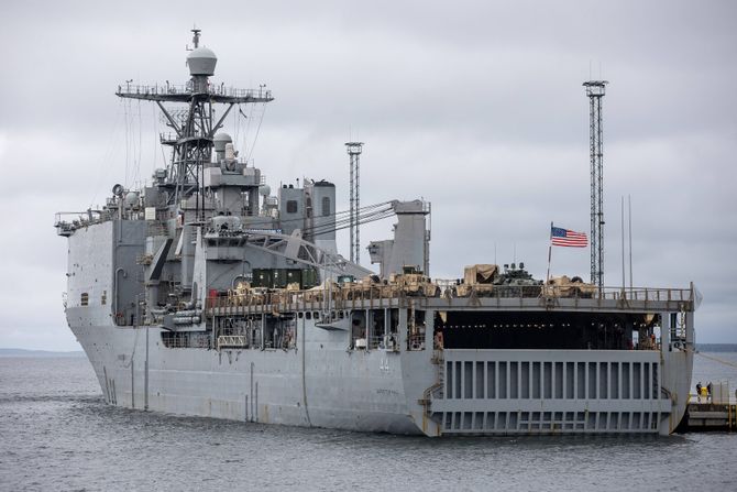 Američki vojni brod Navy ship USS Gunston Hall Ganston Hol