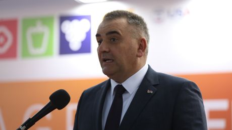 Agro sajam, Jelena Tanasković, Kristofer Hil