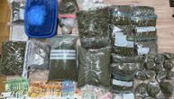 Spakovao više od 3 kilograma droge u vakum kese, nađene i vagica, drobilica, evri: Uhapšen diler u Čačku