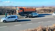 Teška nesreća kod Rušnja: Potpuno smrskana hauba automobila