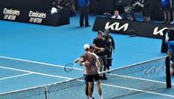 Đoković se "poklonio" Sineru nakon poraza: Pogledajte kako prisno mu je Novak čestitao na plasmanu u finale AO