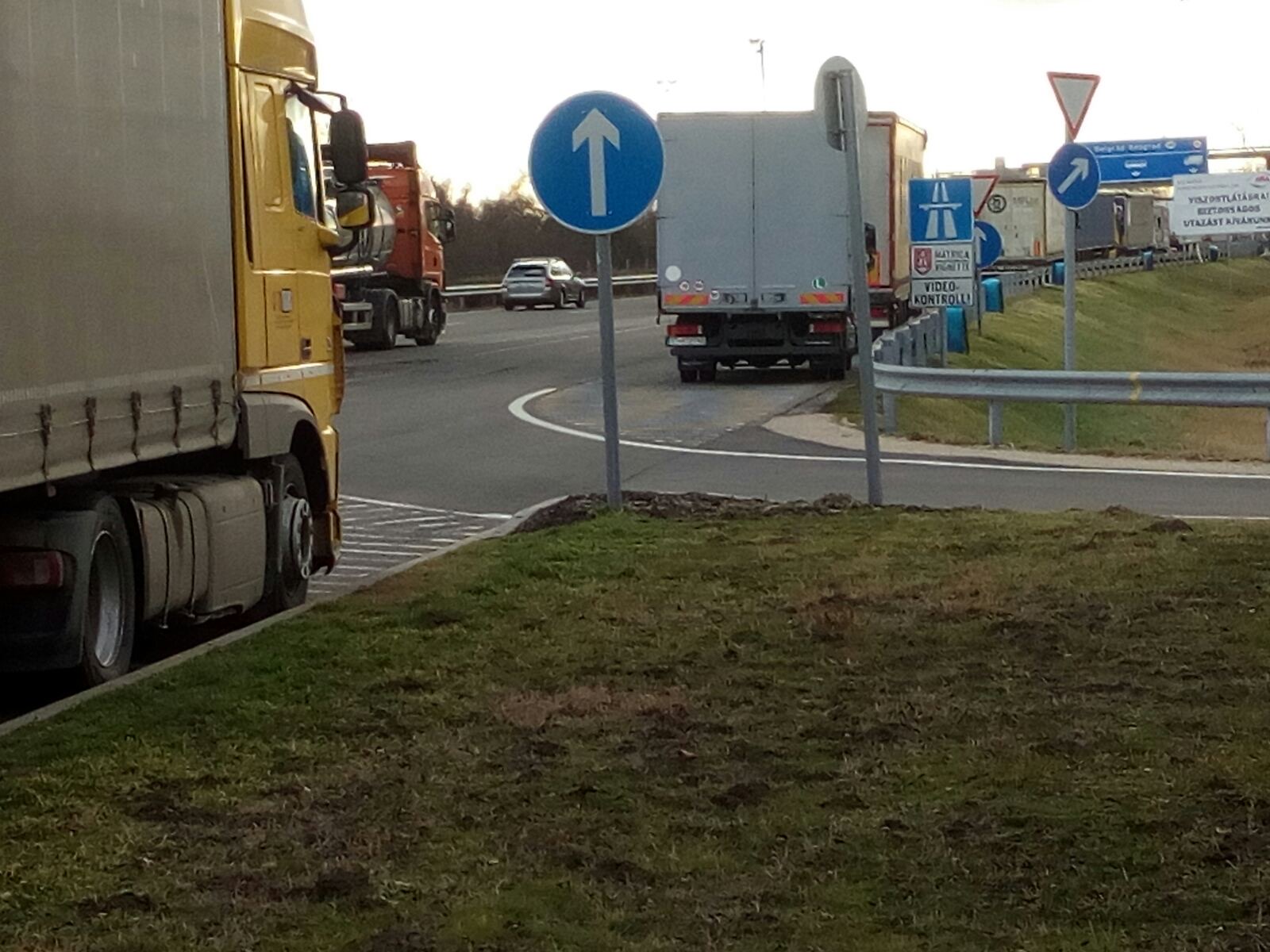 Teretnjaci na izlazu iz Srbije čekaju četiri sata na graničnom prelazu Šid