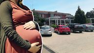 Žena rodila bebu u sanitetu na parkingu ispred doma zdravlja u Bogatiću: "Ovo je božje delo"