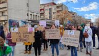 Simboličan zagrljaj kao podrška ženama: Održan protest protiv akušerskog nasilja u Vranju