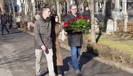 Predsednik Vučić sa sinom Danilom i ćerkom Milicom na Novom groblju: Održan dvogodišnji pomen Kseniji Vučić