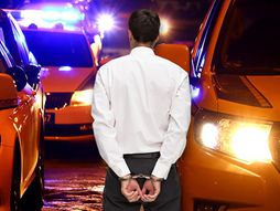 Uviđaj policija rotacija policija noć policijski automobil interventna jedinica hapšenje lisice