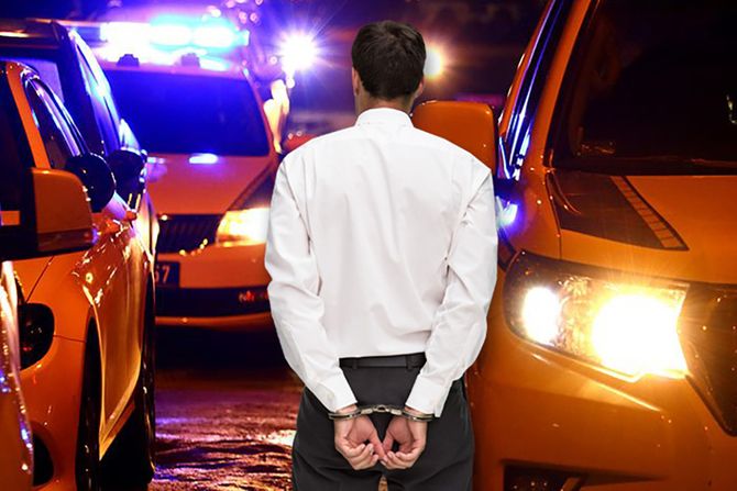 Uviđaj policija rotacija policija noć policijski automobil interventna jedinica hapšenje lisice Uviđaj policija rotacija policija noć policijski automobil interventna jedinica hapšenje lisice