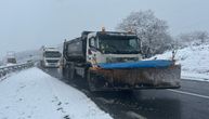 Sneg padao tokom cele noći u Zlatiborskom okrugu: Putari na terenu, opasnost od odrona na ovim deonicama