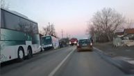 Snimak haosa kod Loznice: Vozio traktor bez dozvole, izazvao sudar sa autobusom