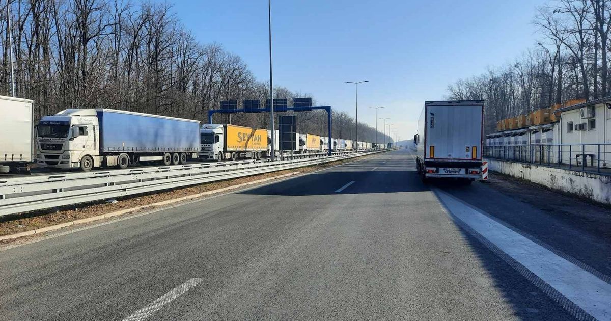 Kolaps Na Graničnom Prelazu Batrovci Kolona Kamiona Duga 5 Kilometara Kolaps Na Graničnom Prelazu Batrovci Kolona Kamiona Duga 5 Kilometara