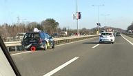 Žešće čukanje na auto-putu, taksi se zabio u bankinu: Jedna osoba prevezena u KBC Zemun