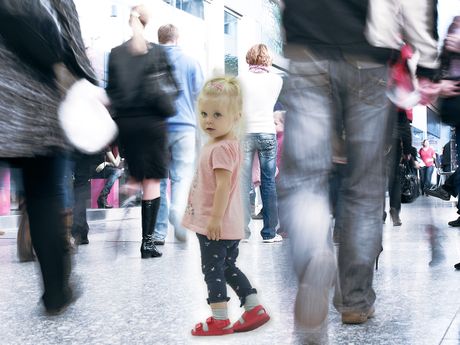 Devojčica dete gužva ljudi tržni centar