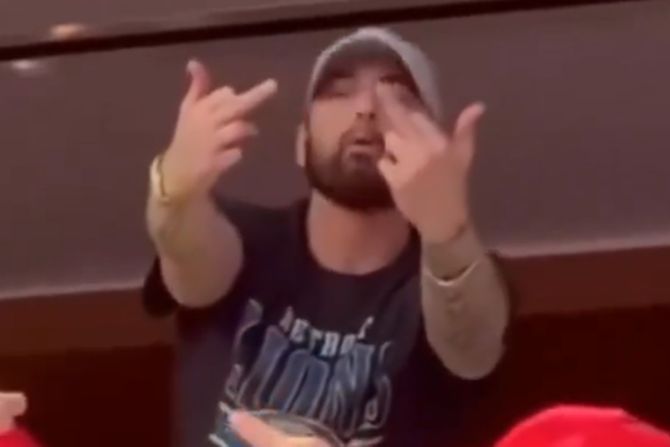 Eminem pokazuje srednji prst tokom NFL meča