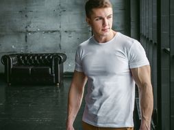 muškarac u beloj majici