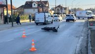 Teška saobraćajna nezgoda kod Čačka: Sudarili se kombi i motociklista, kaciga ostala na ulici