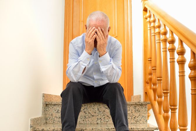 Deda starac depresija plače Deda starac depresija plače