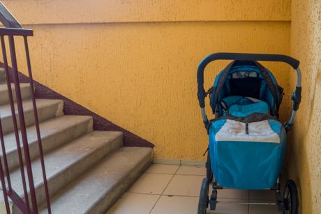 Kolica nosiljka  za bebu bebe zgrada stepenište