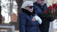 Zorica Marković stigla na sahranu bivšeg muža: Pevačica sva u crnini sa gipsom na ruci, ne prestaje da plače