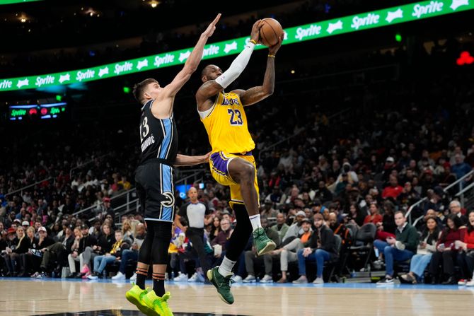 Bogdan Bogdanović i Lebron Džejms