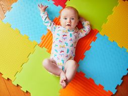 beba, beba na podlozi, beba od tri meseca