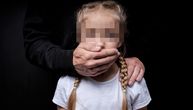 Užas u Rakovici: Muškarac od 74 godine pipao po butinama sedmogodišnju devojčicu