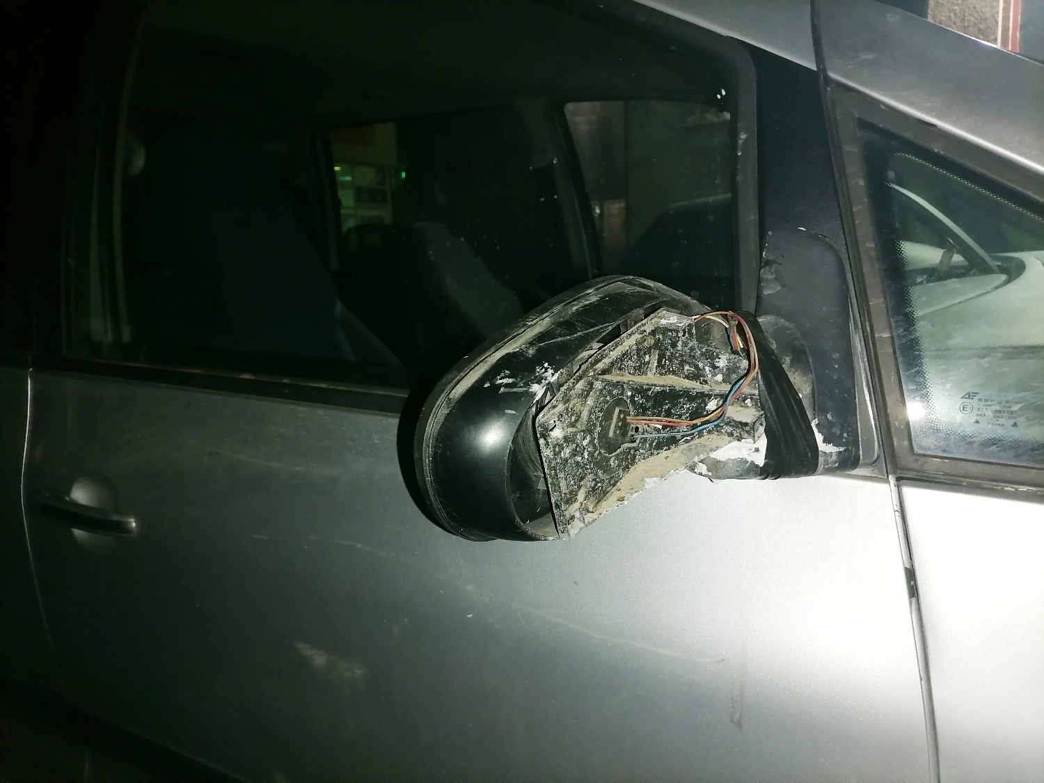 Najnovija prevara sa retrovizorom: Ako vam udare auto i ponude telefon, ne pričajte nego zovite policiju
