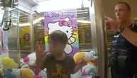 Dečak (3) uleteo u mašinu sa igračkama, a onda je krenuo šou: Roditelji su odmah pozvali policiju