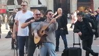 Genijalna scena u Bolonji: Lokalni muzičar se smarao, a onda je zapevao sa Grobarima, nastala ludnica na trgu