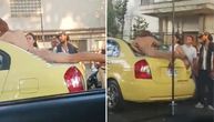 Misterija u centru Medeljina: Čuo se prasak, nastala je panika, a na krovu taksija pojavio se nag muškarac